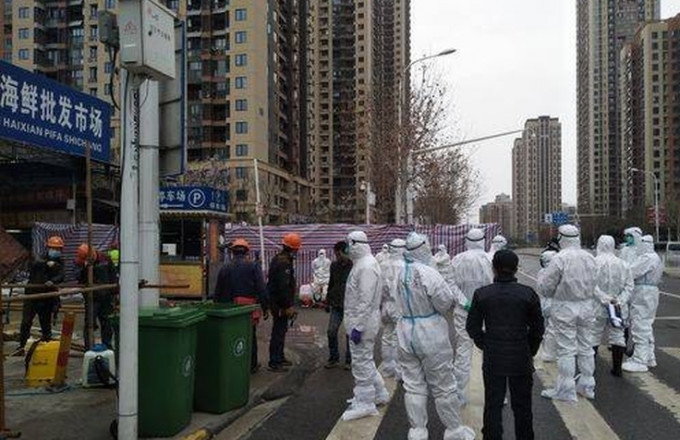 華南海鮮市場昨天開始大規模消毒工作，預計3天內消毒完畢並清空存物。(網圖)