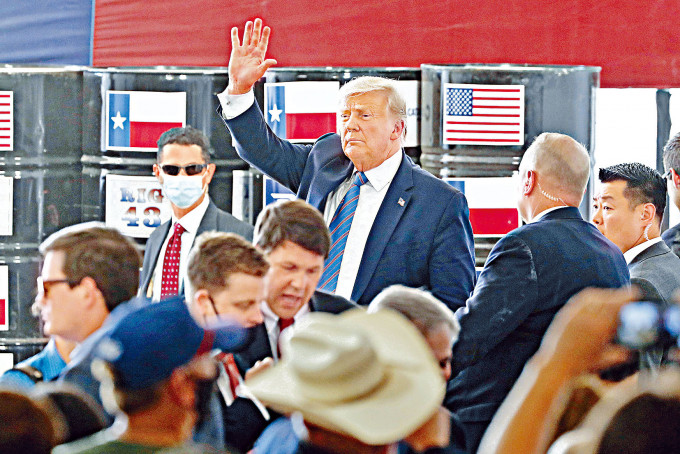 特朗普周三到访德州一座能源钻探设施，期间向支持者挥手。
