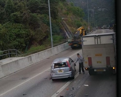 今晨屯門公路發生車禍。香港突發事故報料區