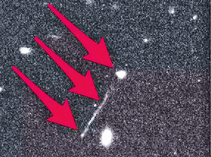 超大黑洞（底部箭嘴所示）從所屬星系（頂端箭嘴所示）彈射出來。