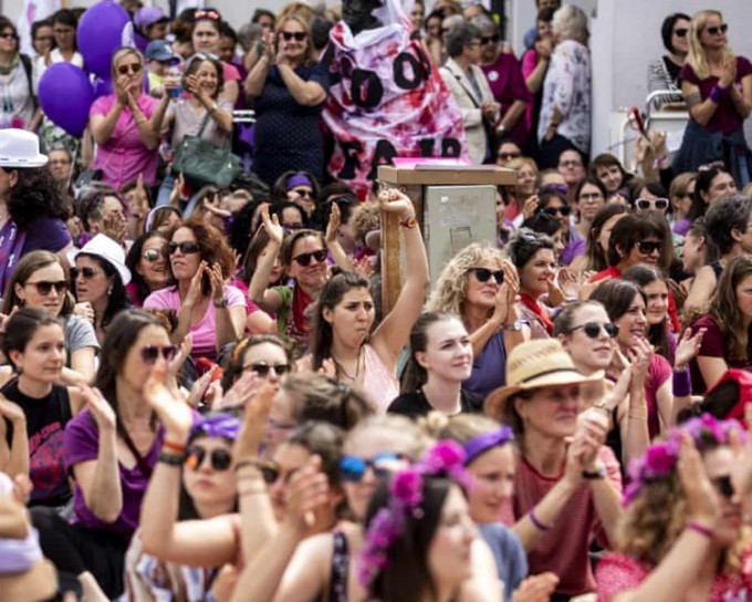 數10萬婦女走上街頭。AP