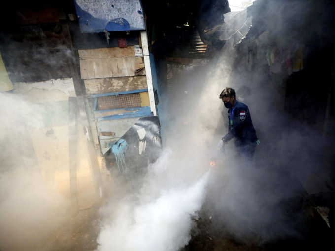 印尼当局加强贫民区的防疫力度。AP图