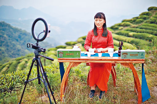 ■网络主播在贵州的茶园内直播茶艺表演，助推茶叶销售。