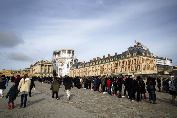 法國遊客在凡爾賽宮外排隊。AP圖片