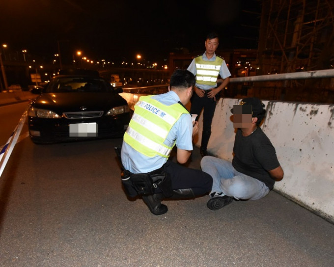 警查車檢武器假車牌，兩南亞漢被捕。