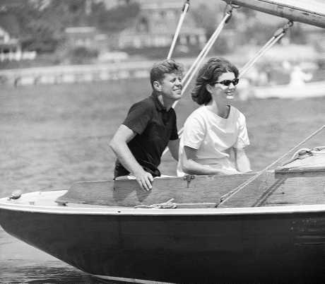 美國前第一夫人積琪蓮在前總統丈夫甘迺迪。