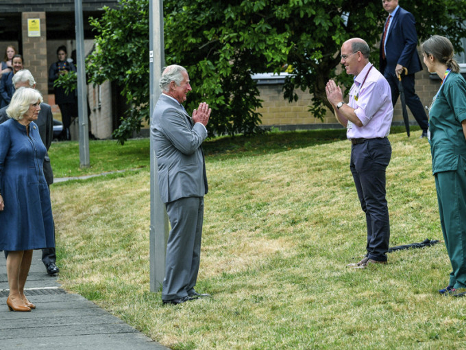 查理斯王子與一眾NHS人員都保持合適社交距離，並在打招呼時以合十代替握手。AP圖
