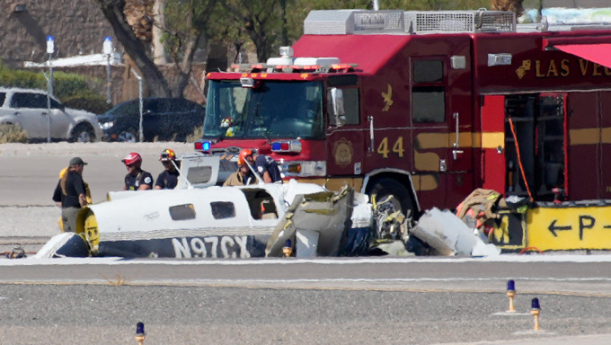 兩機相撞後一架飛機墜毀在機場跑道邊的空地上。AP圖片