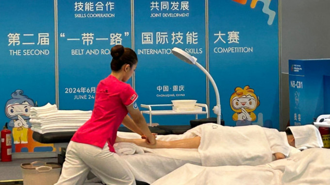 「一带一路」国际技能大赛于重庆举行。图为选手正在进行美容竞技。
