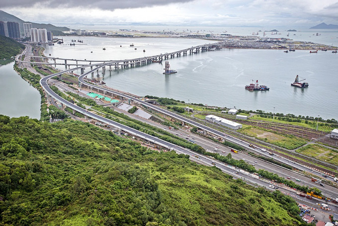 港珠澳大橋仍有工程進行，機場部分路段周三四晚將要封閉。