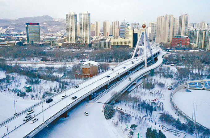 青海省西寧市降溫，市區道路結冰。