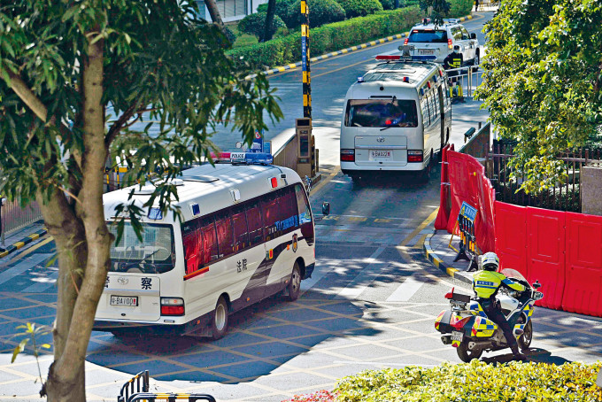 多輛法院車輛在警車開路下，昨日中午駛進深圳市鹽田區人民法院。