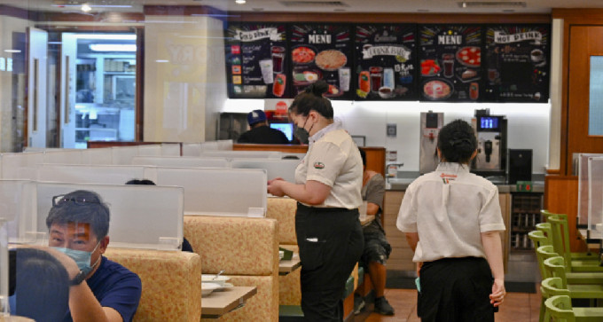 受疫情影響，飲食服務業員工無工開的情況嚴重。（資料圖片）