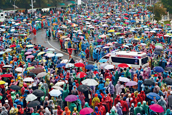 ■曼谷示威者讓路予救護車通過。