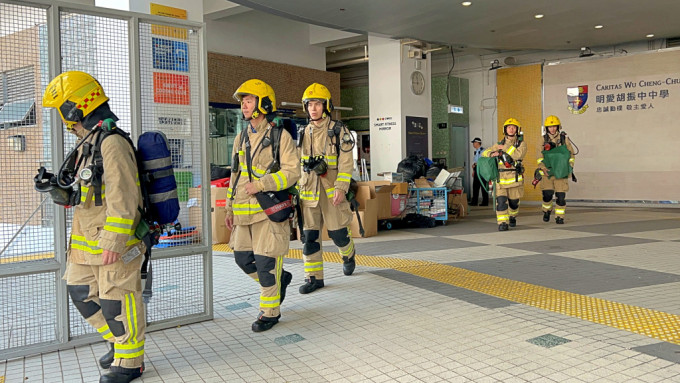 消防到學校處理洩漏氣體事件。林思明攝