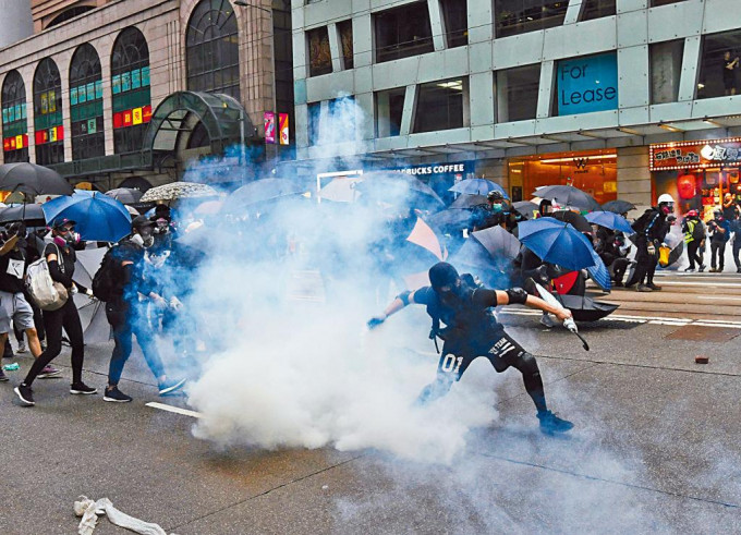 一九年《禁蒙面法》實施後，灣仔示威演變成暴動。