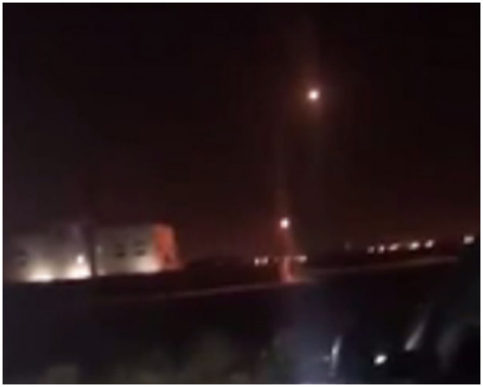 民众拍摄到相信是沙特军方拦截导弹的经过，见到天空有火光划过。图:twitter