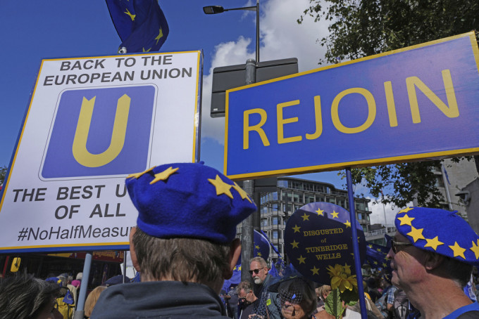 數百名民眾在倫敦遊行呼籲重新加入歐盟。美聯社