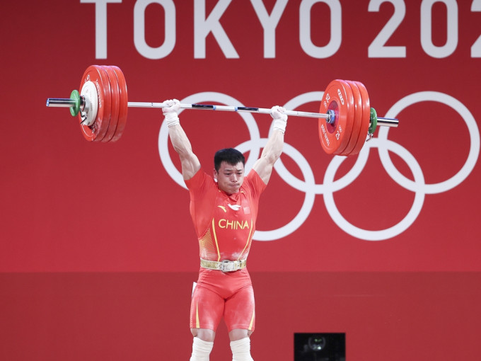 谌利军取得男子举重67公斤级比赛冠军。新华社相片