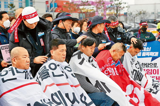 在仁川市，貨車司機削髮抗議總統尹錫悅的開工令。