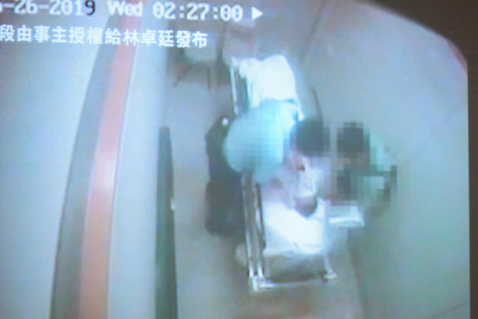 警員涉在醫院毆打被扣留男子。 林卓廷提供影片截圖