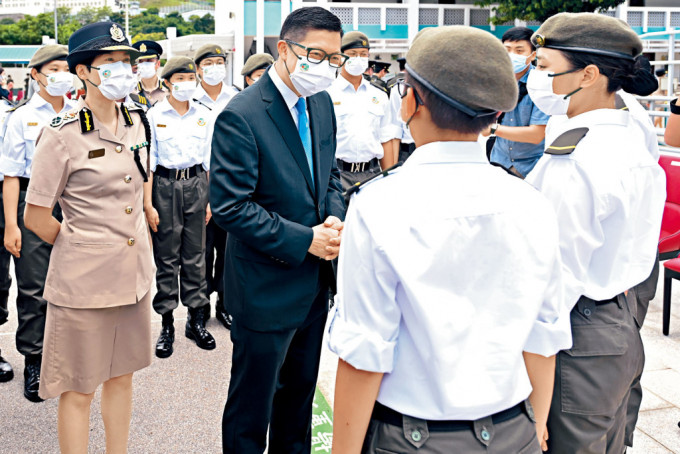 保安局局长邓炳强担任训练营检阅官。旁为海关关长何佩珊。