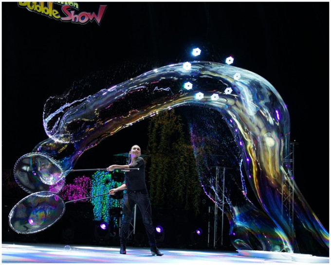 《百变泡泡奇幻Show》自2007年开始于纽约百老汇连续演出十年，深受欢迎。政府新闻处图片