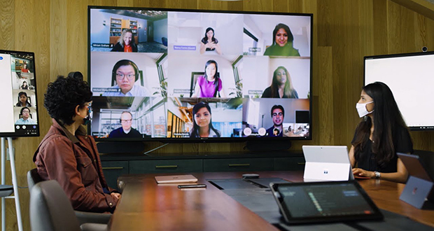 Microsoft的Teams Room拉近与会者距离，不同功能尽量贴近面谈开会的互动。