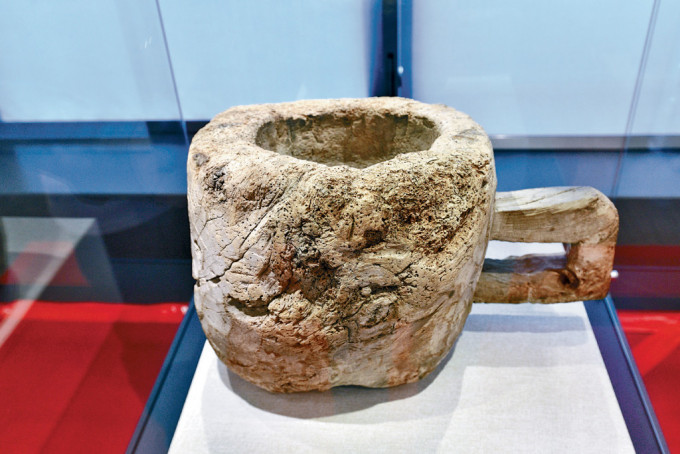 此實木杯狀容器重12公斤，由同一樹幹雕刻而成，歷史可追溯至5000至6000年前。