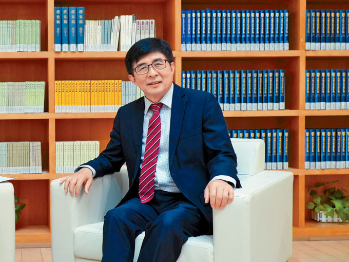 中大深圳分校的协理副校长蔡小强接受《星岛日报》专访。