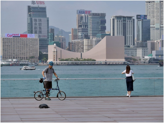 本港地区今日大致天晴，但部分地区有烟霞。日间温暖及乾燥，最高气温约25度。资料图片