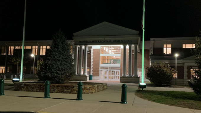 美国麻省Minnechaug地区高中因为电脑故障，近一年半以来日夜开着7000盏灯。 网上图片