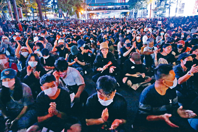 ■泰国数以千计反政府示威者昨天在曼谷集结，要求首相巴育下台。