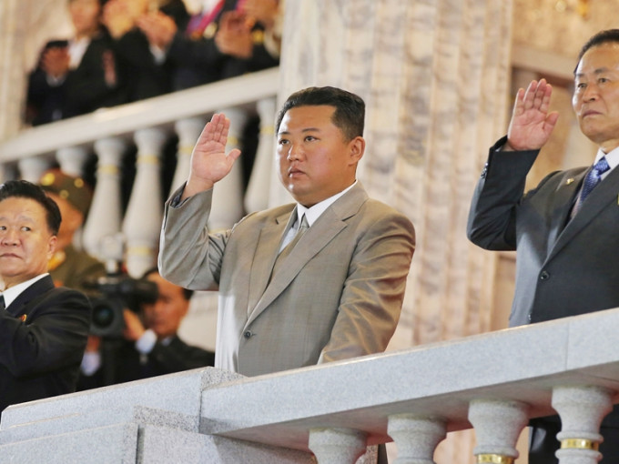 北韩举行夜间阅兵仪式，领袖金正恩未有发表讲话。路透社
