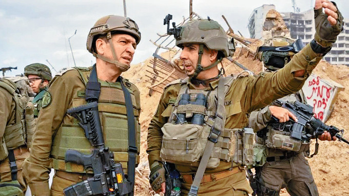 以色列国防军军事情报局局长哈利瓦（左）去年12月摄于加沙地带。　