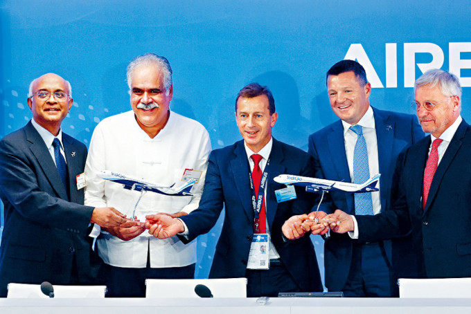 印度靛藍航空與空巴高層周一達成採購協議後見記者。