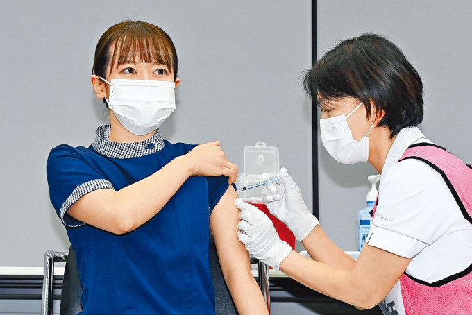 日本醫務人員周三在愛知縣的醫院接種輝瑞疫苗加強劑。