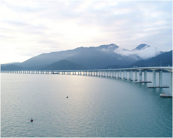 港珠澳大橋由香港口岸至珠海口岸及澳門口岸全長約42公里。