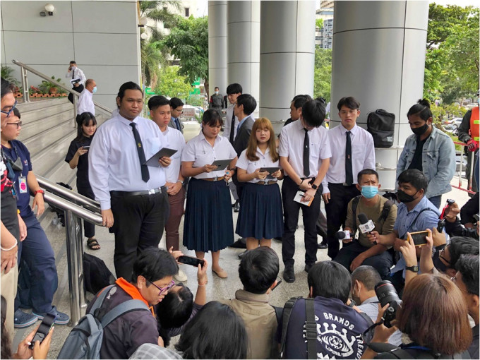 6名大学生到曼谷法院入禀申请撤销紧急法。AP图片