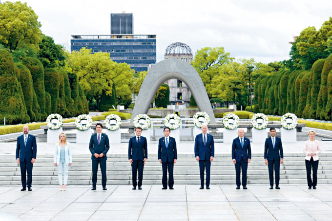 G7和欧盟领袖周五上午访问广岛原爆资料馆，在原爆罹难者慰灵碑前合照。