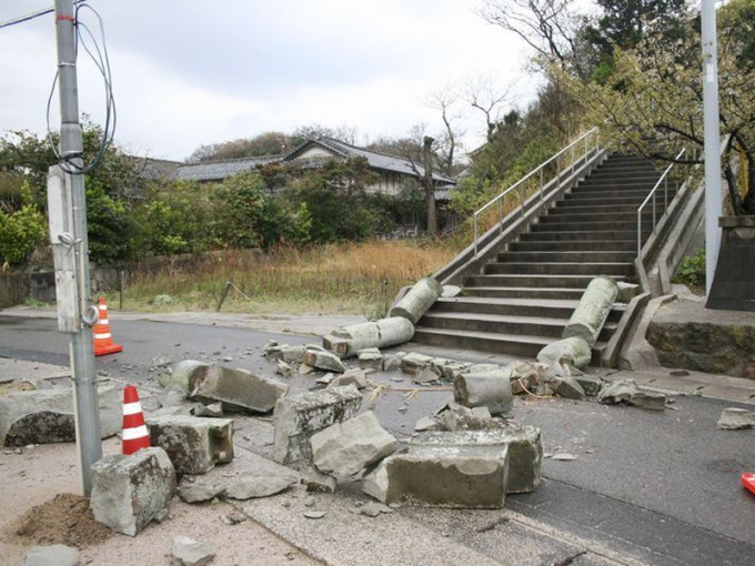 日本西部凌晨發生規模6.1淺層地震，有建築物與道路受損。（網圖）