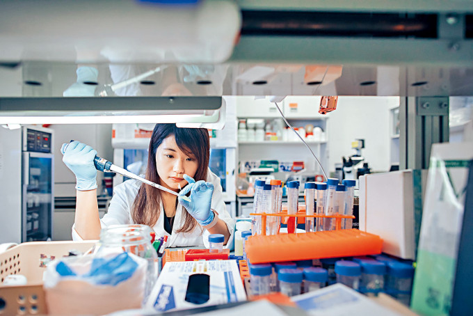 港大李嘉诚医学院获捐一亿元，成立「低温电子显微设施研究中心」。