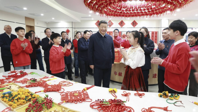 习近平考察辽宁向全国人民及港澳台同胞拜年。 新华社