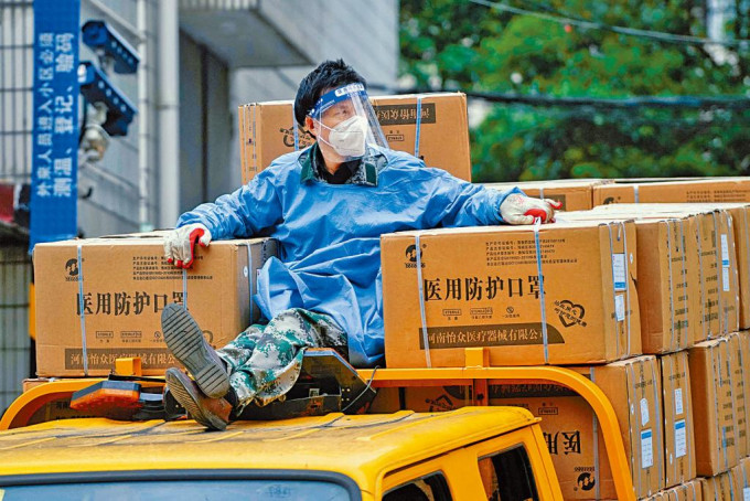 上海封城已滿一個月，有防疫人員將整車口罩運送到社區。