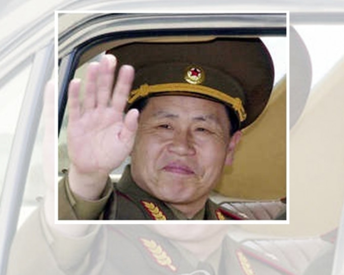 北韩少将安益山，2004年在第二次将军级军事会谈结束后离开会场并挥手致意。