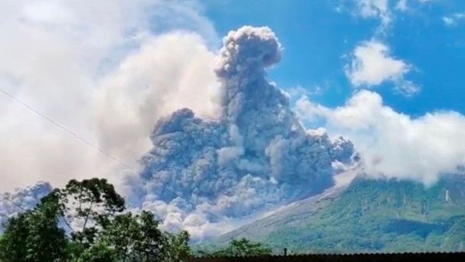 印尼默拉皮火山爆发。路透