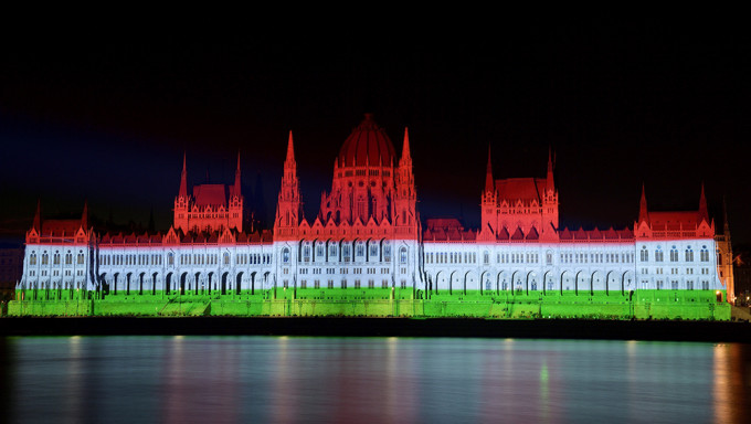 匈牙利以國旗顏色亮燈紀念8月20日的國慶節。AP