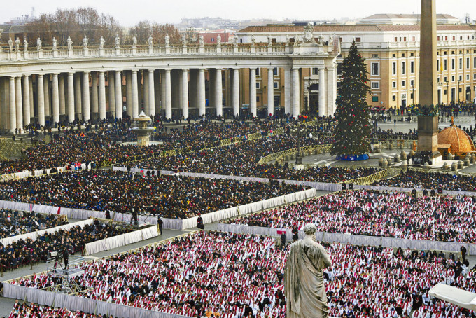 大批信众周四在梵蒂冈圣伯多禄广场，出席本笃十六世葬礼。
