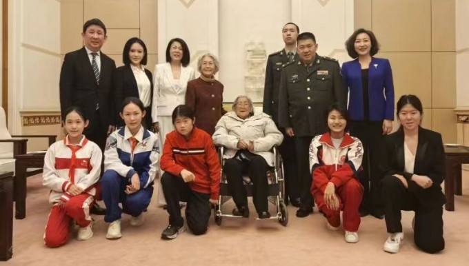 毛泽东亲属大聚会，坐轮椅者为李敏，张玉凤站在李敏身边，后立者是毛东东。
