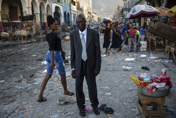 海地政局混乱，市面已无甚秩序。美联社图片